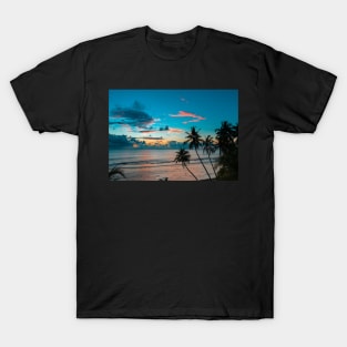 PALM TREE SUNSET ON THE SEA SHORE DESIGN T-Shirt